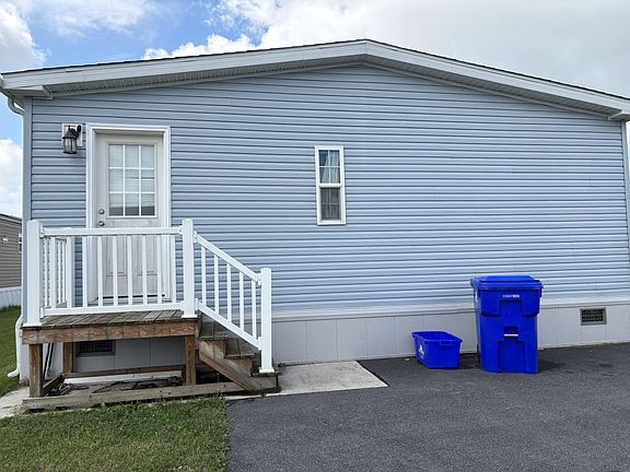 3rd image of 905 Fernwood Dr #905