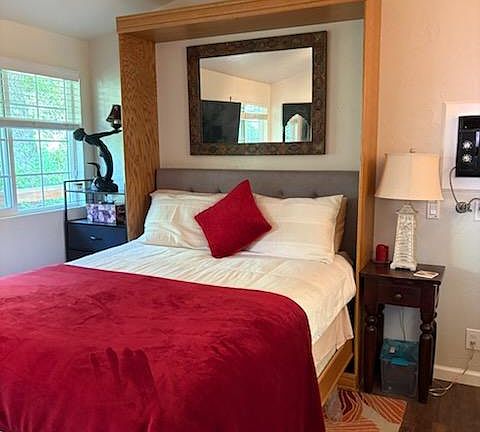 Queen Murphy bed in Bungalow/ADU