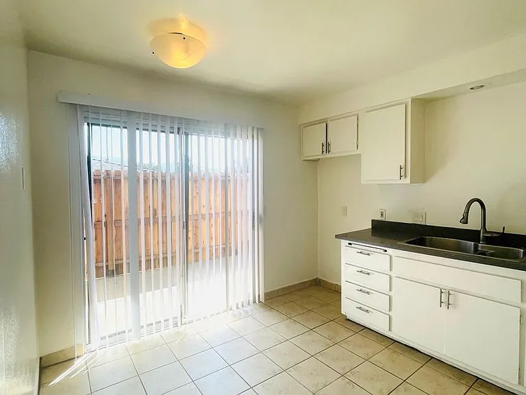 720-722 N Ojai Rd — Photo 3