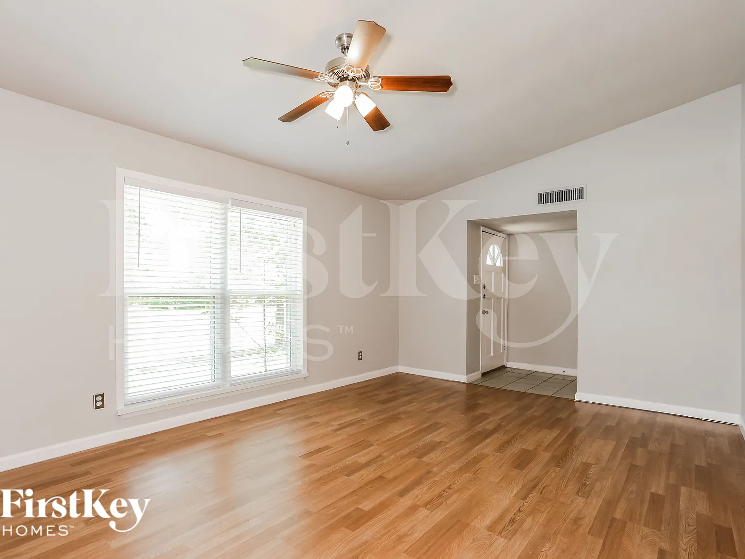 3 bed, 2.0 bath, 1644 sqft, $2,240 — Photo 3