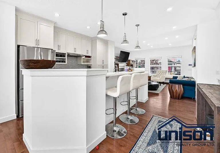 47 N Evanspark Rd NW — Photo 2