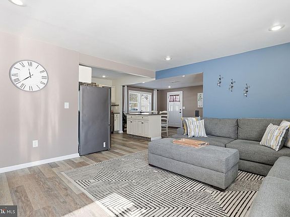 5th image of 50 Red Cedar Dr