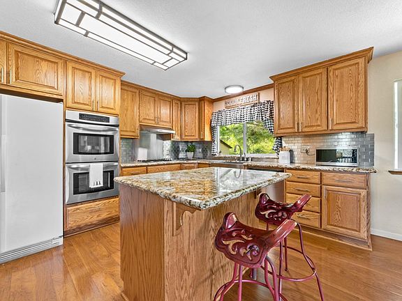 3rd image of 3145 Lois Ln