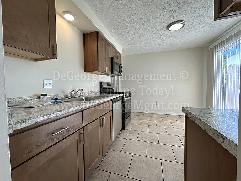 Sterling Square Townhomes — Photo 8