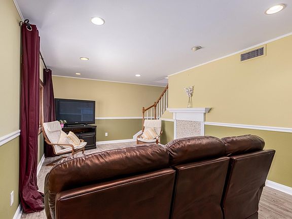 2nd image of 2964 E Clarendon Ave #190