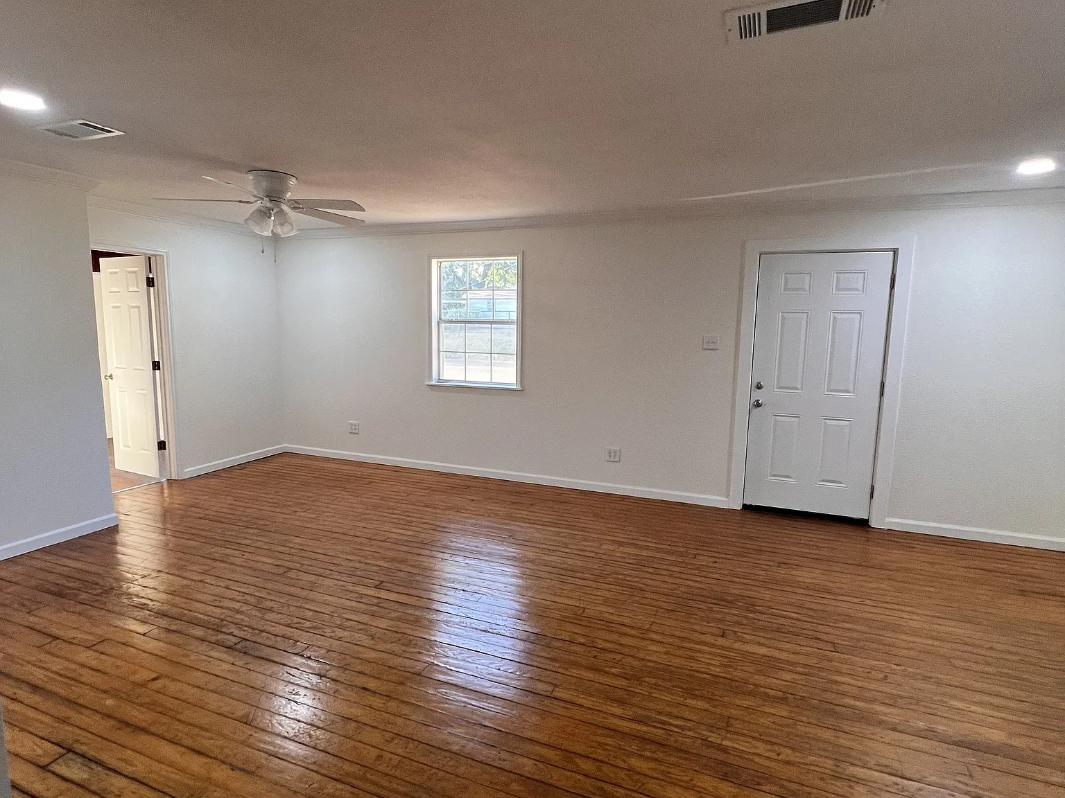 211 W Plum St — Photo 2