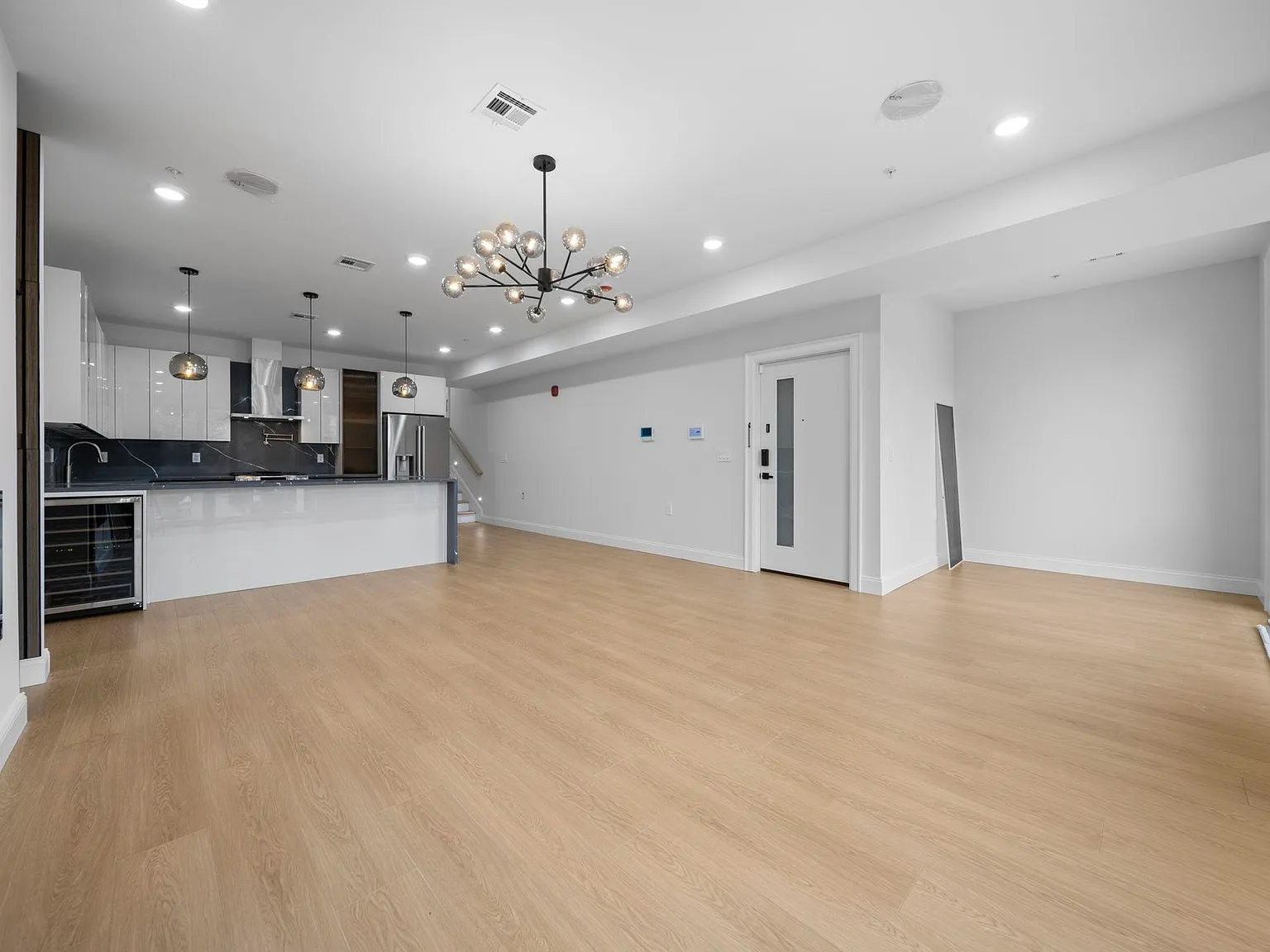 4 bed, 2.0 bath, 1429 sqft, $5,000 — Photo 3