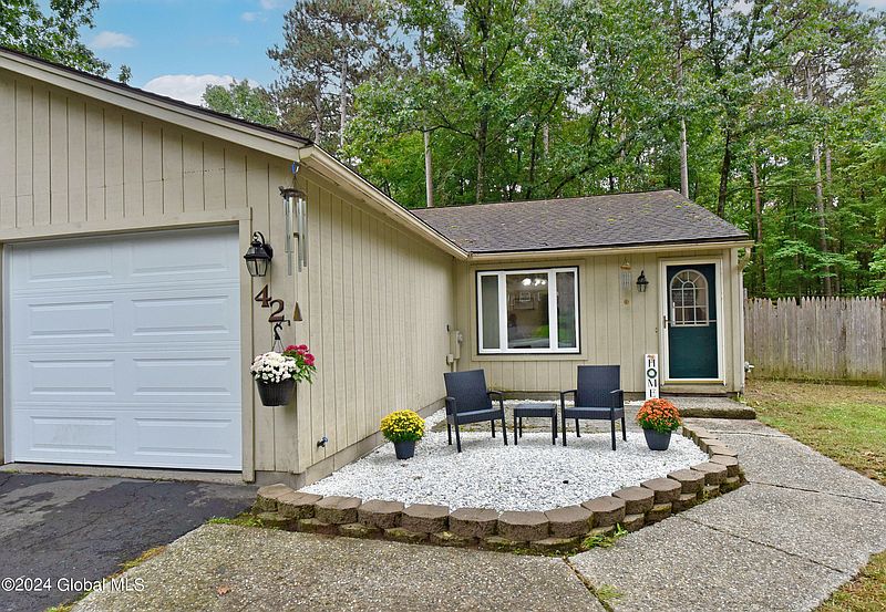 2nd image of 42 Arrowwood Pl
