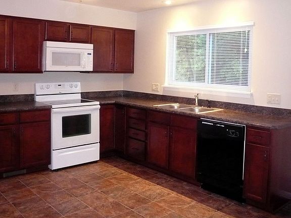 Beautiful, bright & spacious Kitchen