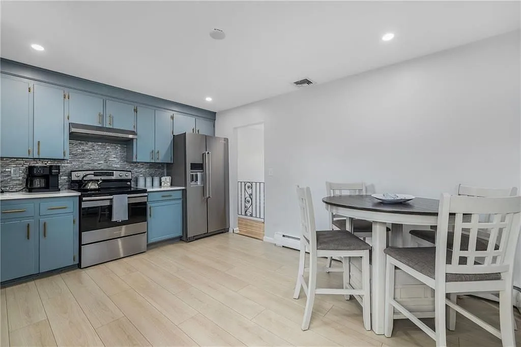 4 bed, 3.0 bath, 1320 sqft, $3,800 — Photo 4