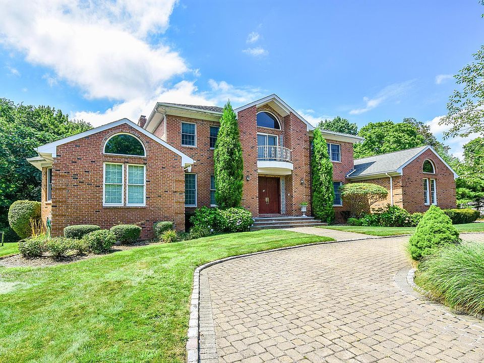 1st image of 28 Woods Ct