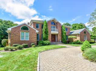 28 Woods Ct, Glen Head, NY 11545