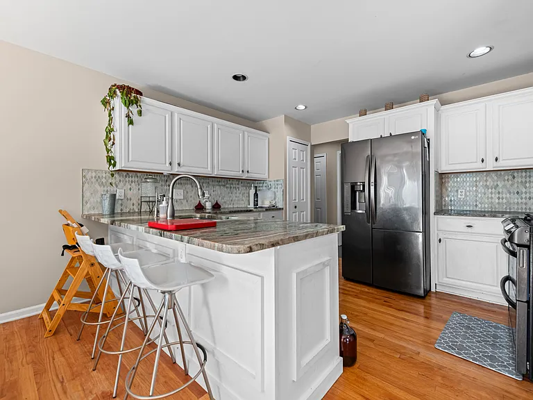 20450 Naves Dr — Photo 14