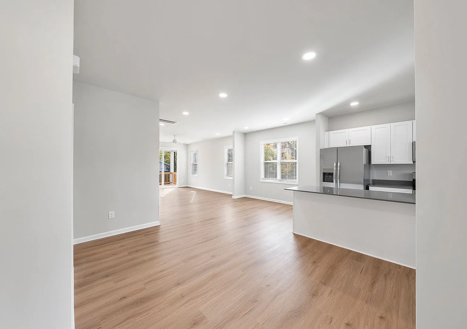 2211 Garden Pl - Convenient 4BR 4BA Duplex — Photo 2