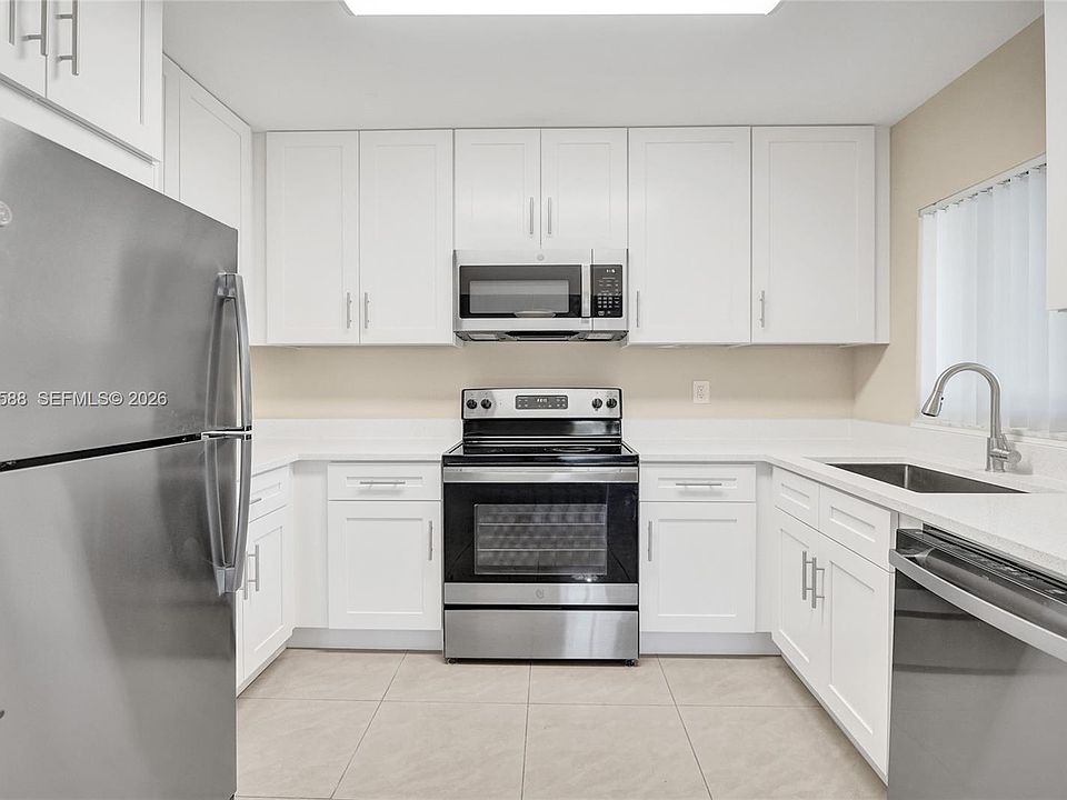 1st image of 920 SW 28th St #1-2