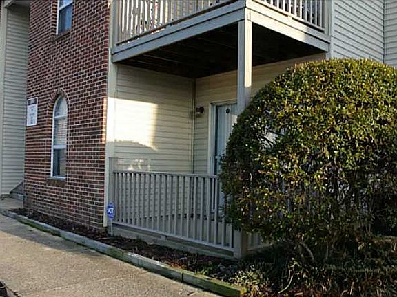 3rd image of 518 Thorncliff Dr APT 102
