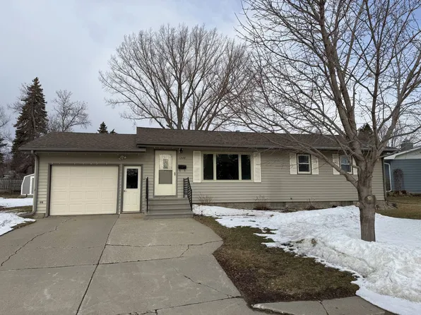 1228 6th St NE, Devils Lake, ND 58301