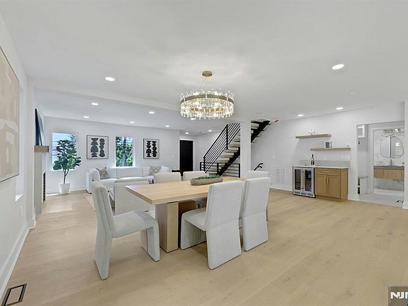 5th image of 279 Jefferson Ave