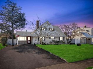 29 Rover Ln, Hicksville, NY 11801