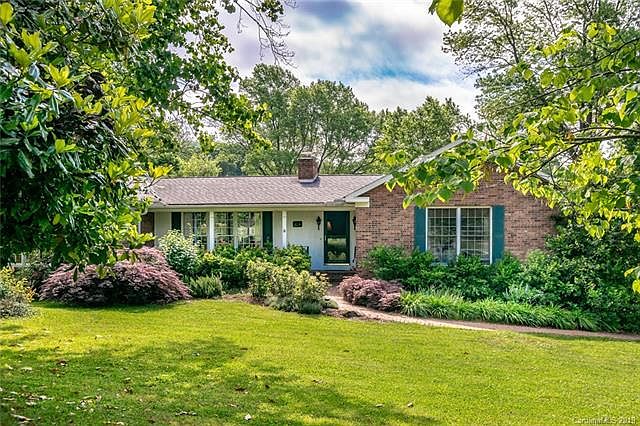 1st image of 209 Hawthorn Dr