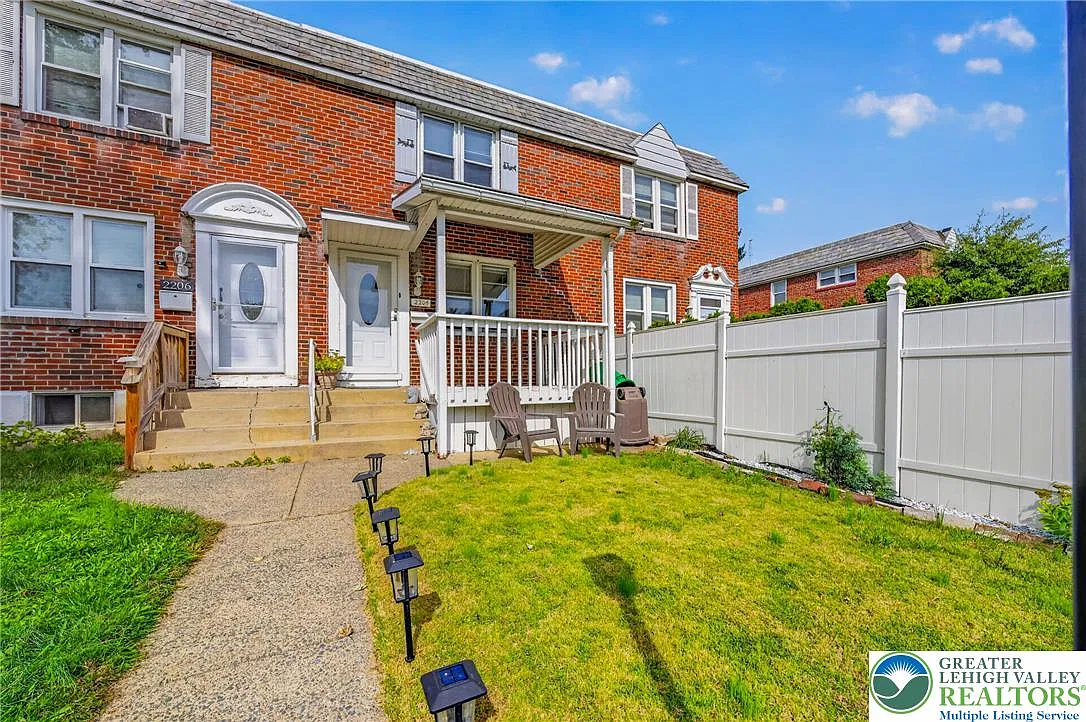3 bed, 1.0 bath, 1152 sqft, $1,900 — Photo 1