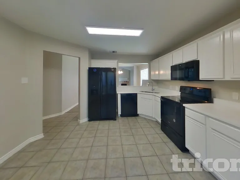 233 Amherst Dr — Photo 6