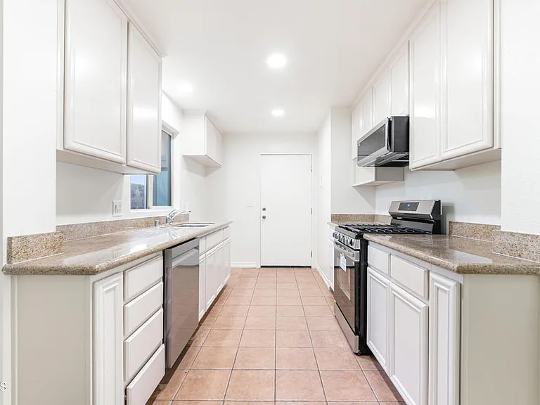 693 Cypress Ave — Photo 11