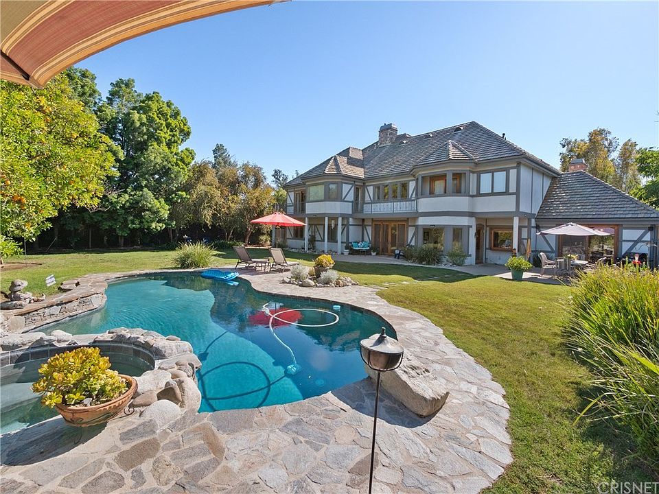 1st image of 5946 Woodlake Ave
