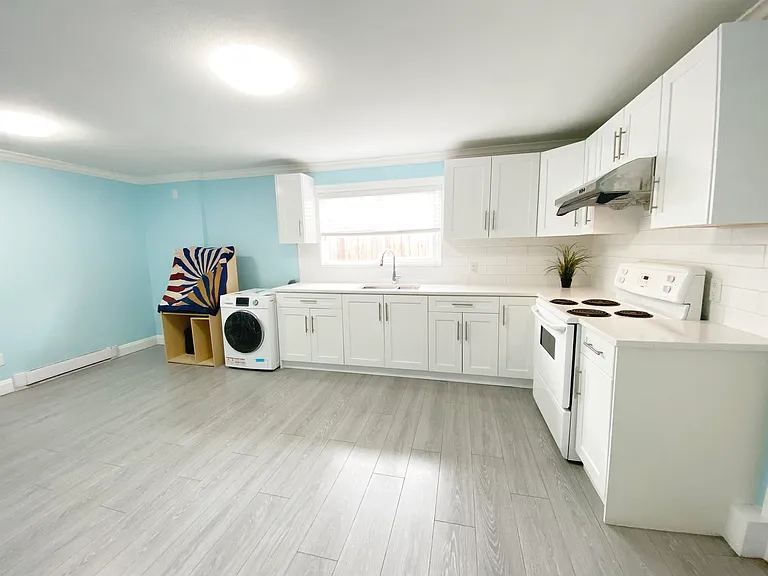 3305B E 25th Ave — Photo 3