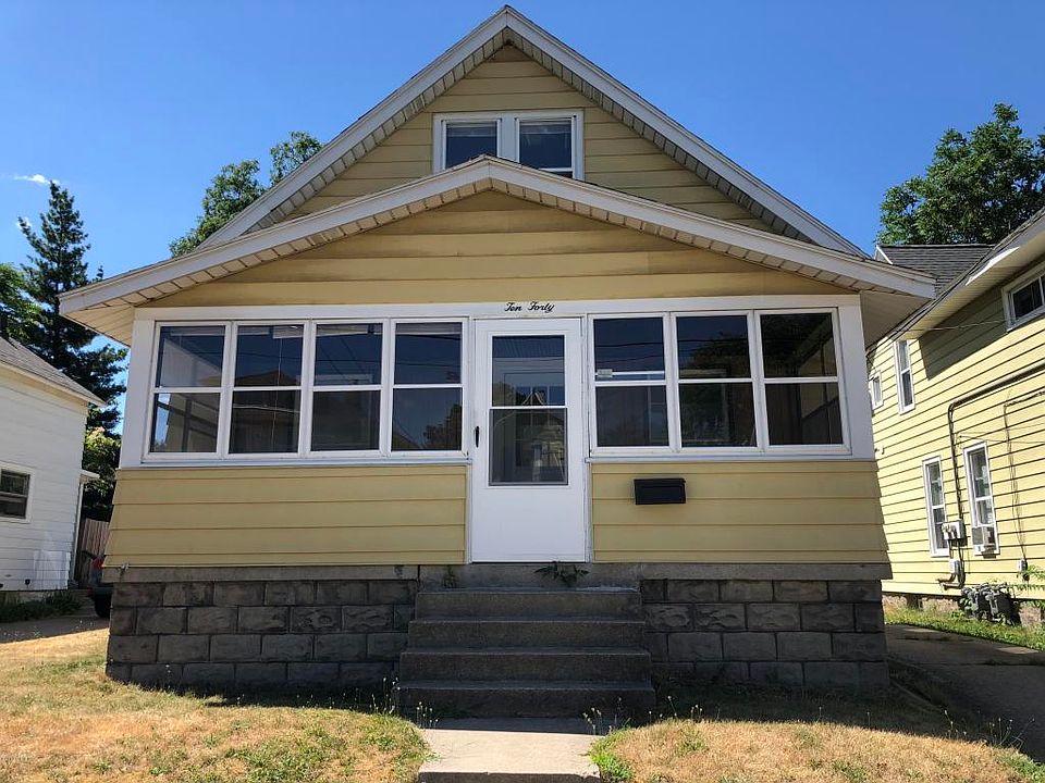 1st image of 1040 Helen St NE