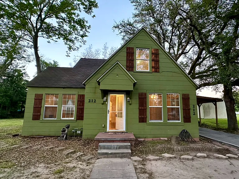 212 W Hunnicutt Ave #1 — Photo 1