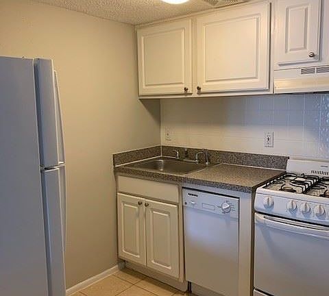 4th image of 121 Oyster Bay Cir APT 210