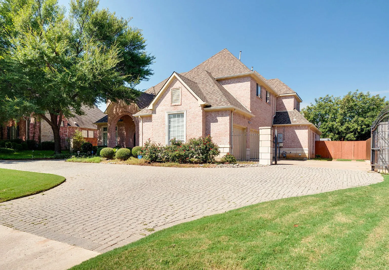 5 bed, 4.5 bath, 4195 sqft, $6,000 — Photo 2
