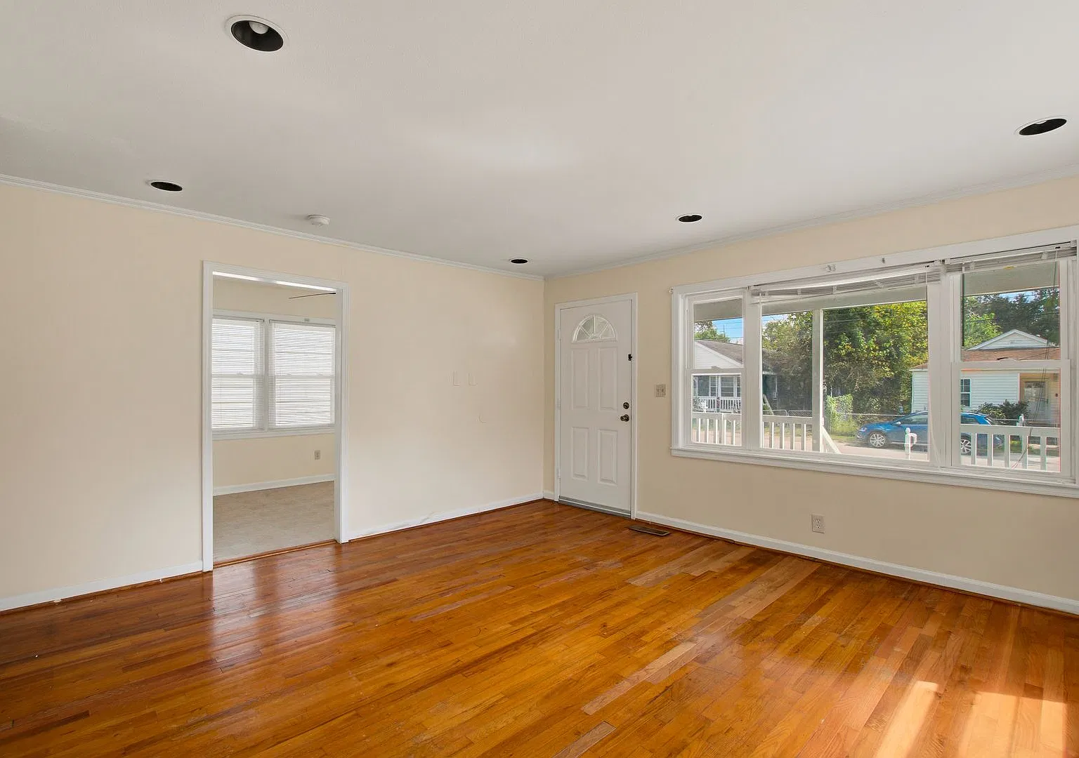 Spacious 3 Bedroom Home Near Downtown Charleston — Photo 2