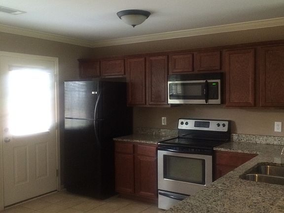 Kitchen w/ Granite & SS App.