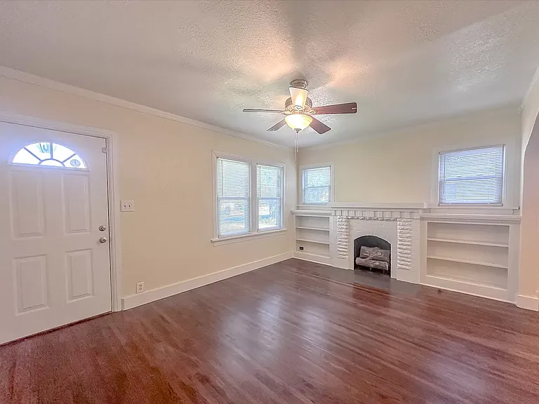 219 S Florence Ave — Photo 4