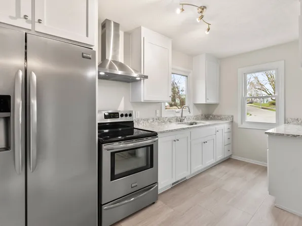 763 Cole Creek Cir, Omaha, NE 68114