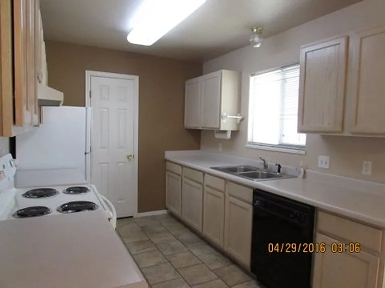 2962 N Ronlin Ave — Photo 2