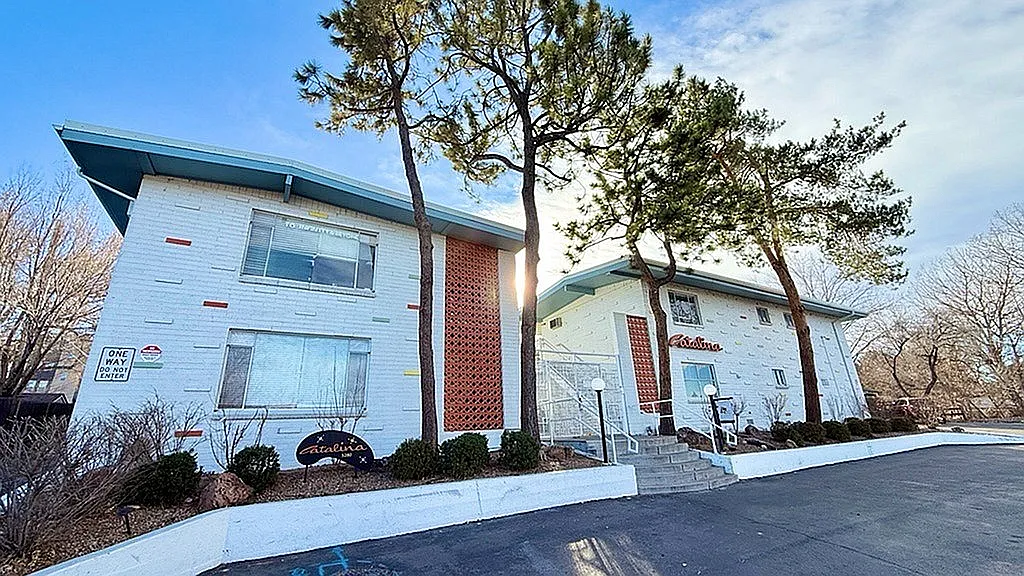 Catalina Apartments — Photo 4