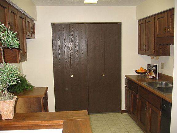 Kitchen w/Laundry Clst