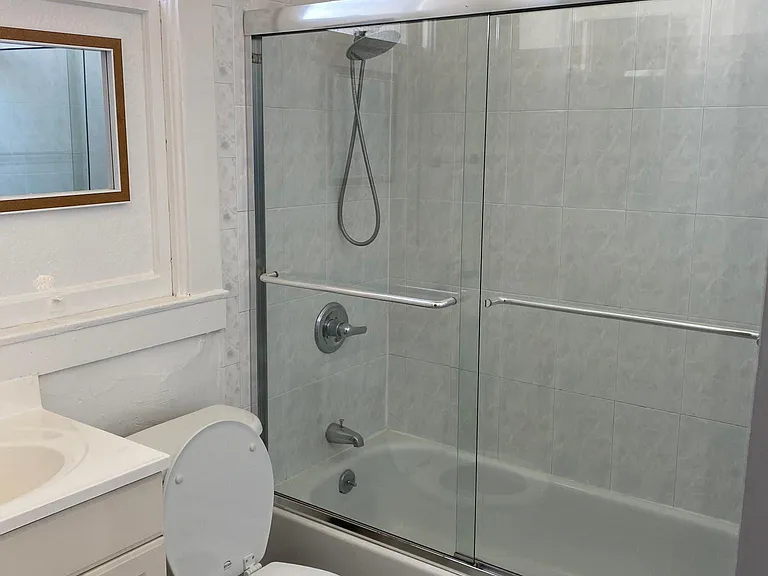 2900 Franklin St #7 — Photo 11