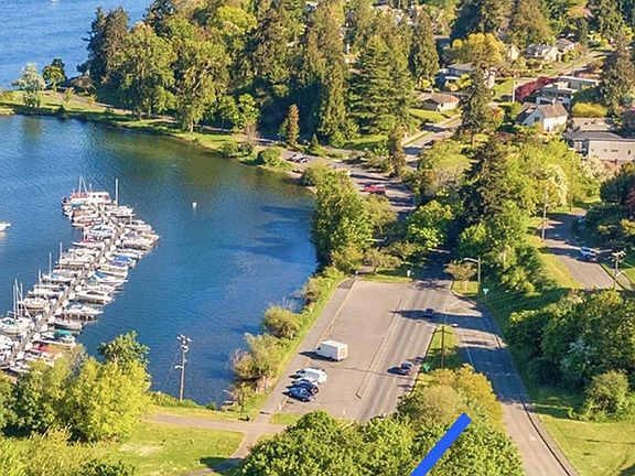 Arial view of home location to the lake (blue arrow)