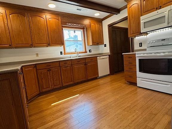 4th image of 305 Glen Oak Dr