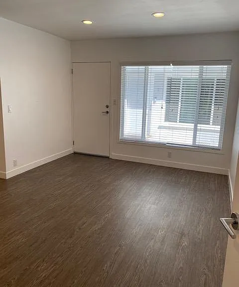 South Redondo Apartments — Photo 10