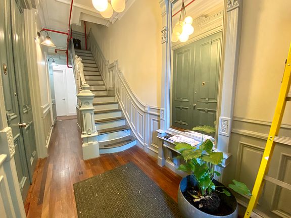 4th image of 247 Jefferson Ave #5