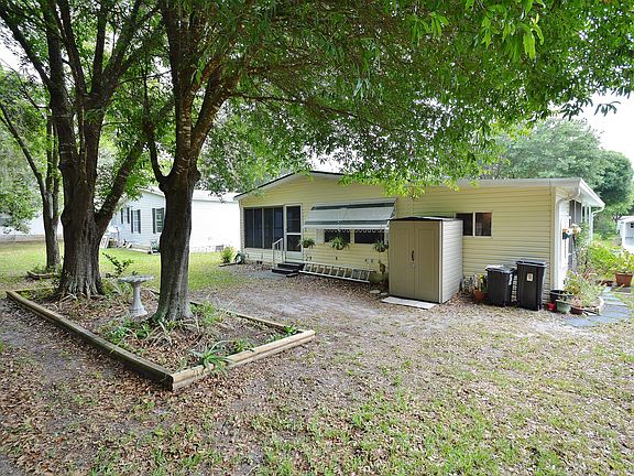 2nd image of 413 Kingslake Dr