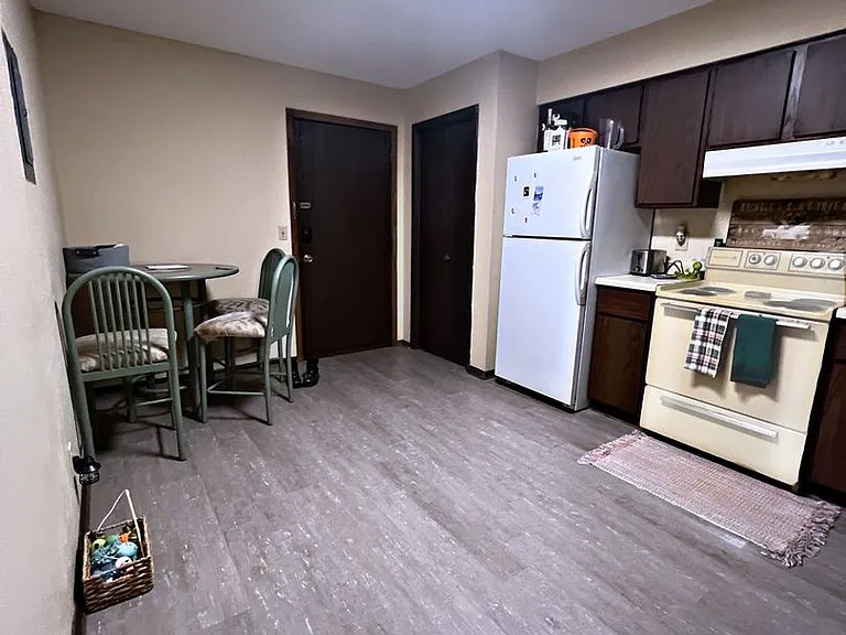 1114 Imperial Cir — Photo 1