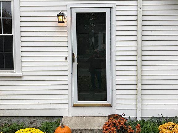 Private entrance, walk up to second floor!