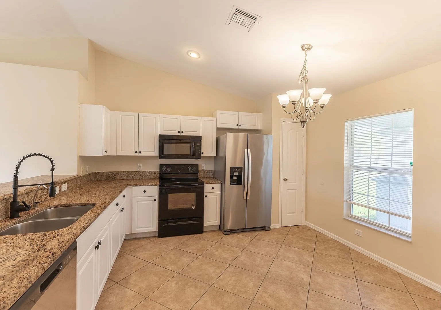 3/2 Single Family home freshly painted interior and exterior — Photo 3