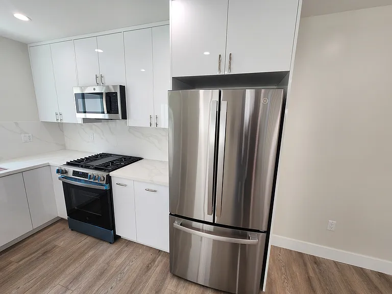 528 Amherst Dr — Photo 8